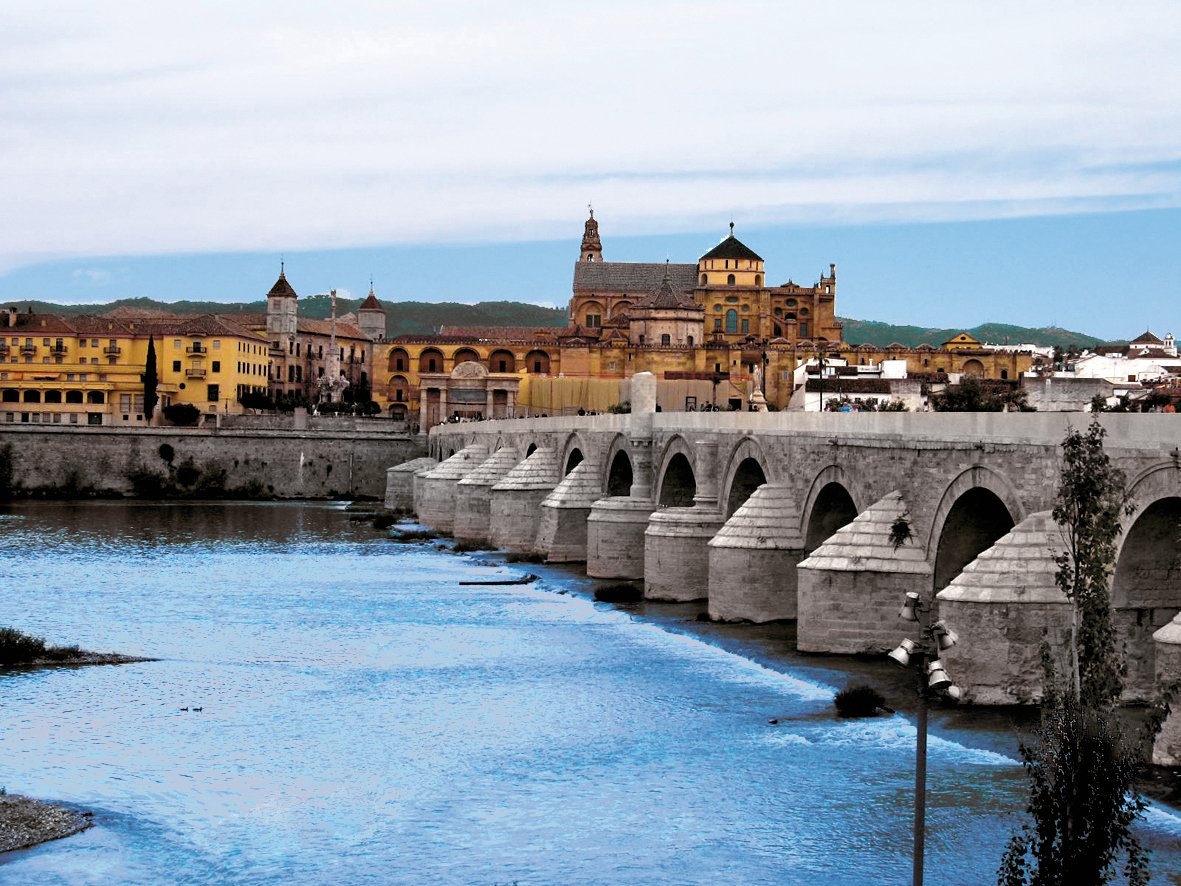 Guadalquivir üzerindeki tarihî köprüyle arka planda Kurtuba Ulucamii