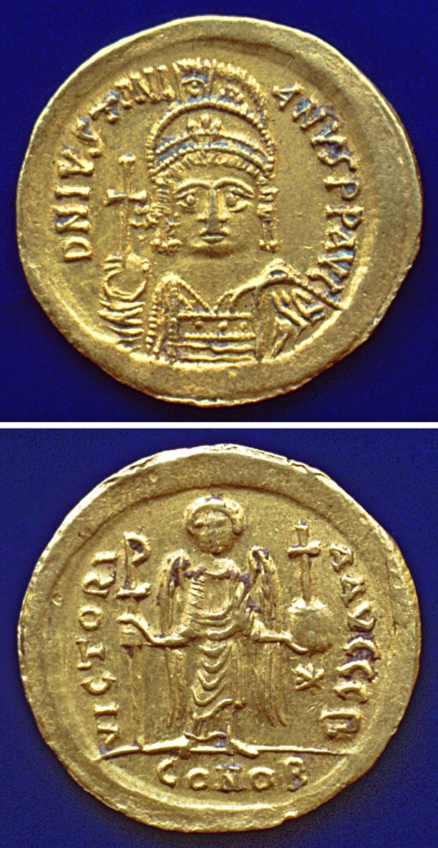 I. Iustinianos devrinde basılmış altın sikke(İstanbul Arkeoloji Müzeleri, Teşhir nr. 1099)