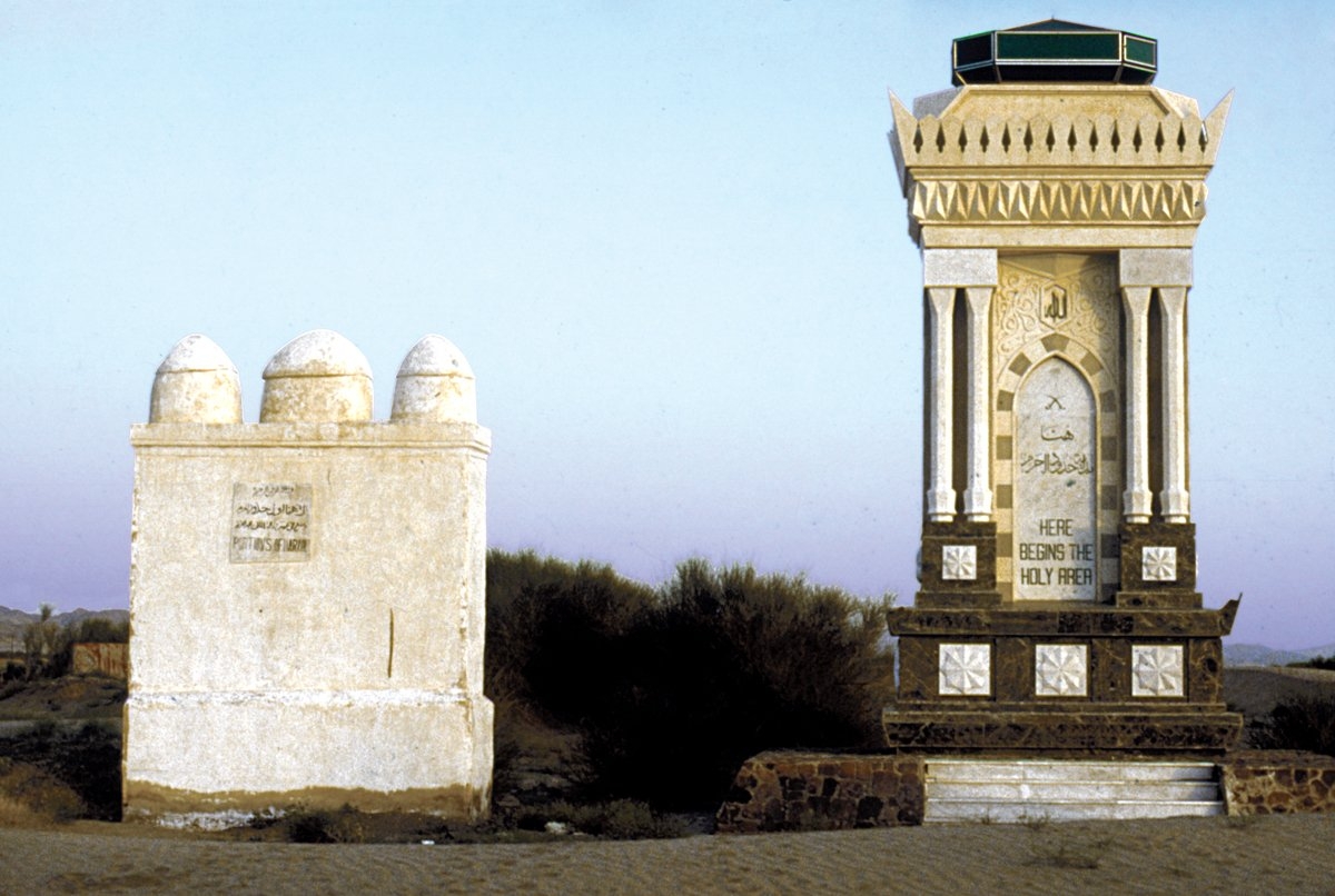Eski Mekke-Tâif yolu üzerinde Osmanlı döneminden kalan bir alemle onun yanında Suud Kralı Hâlid b. Abdülazîz tarafından yaptırılan mermer kaplama alem