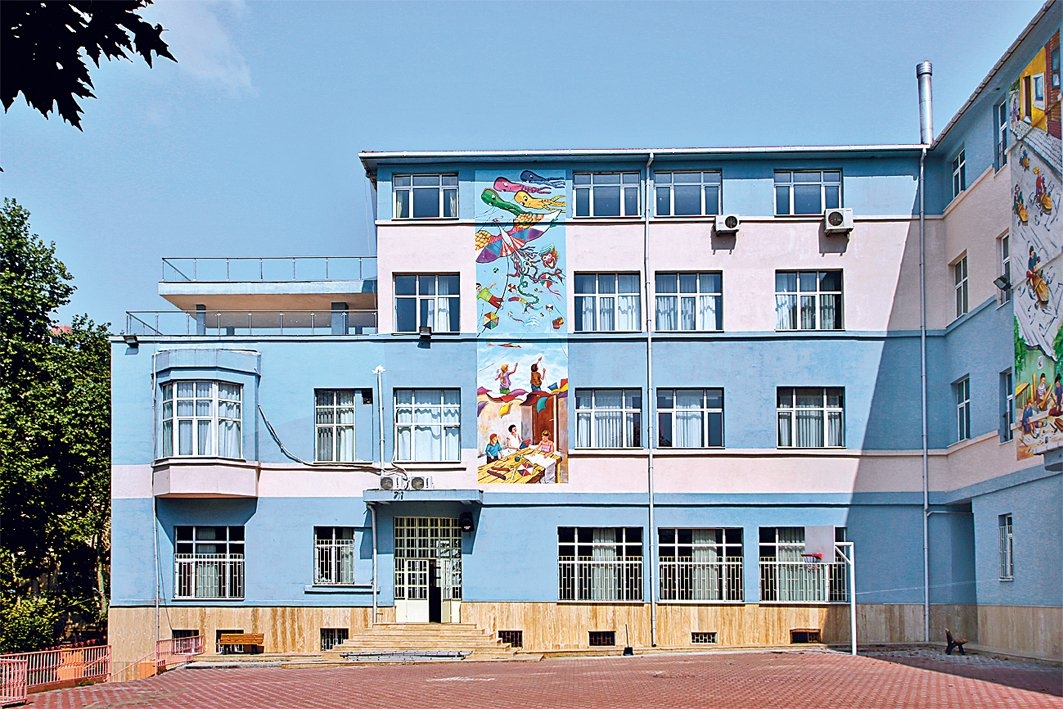 İstanbul Yüksek İslâm Enstitüsü’nün 1959’da üst katında öğretime başladığı Kabataş-Fındıklı’daki Namık Kemal İlkokulu