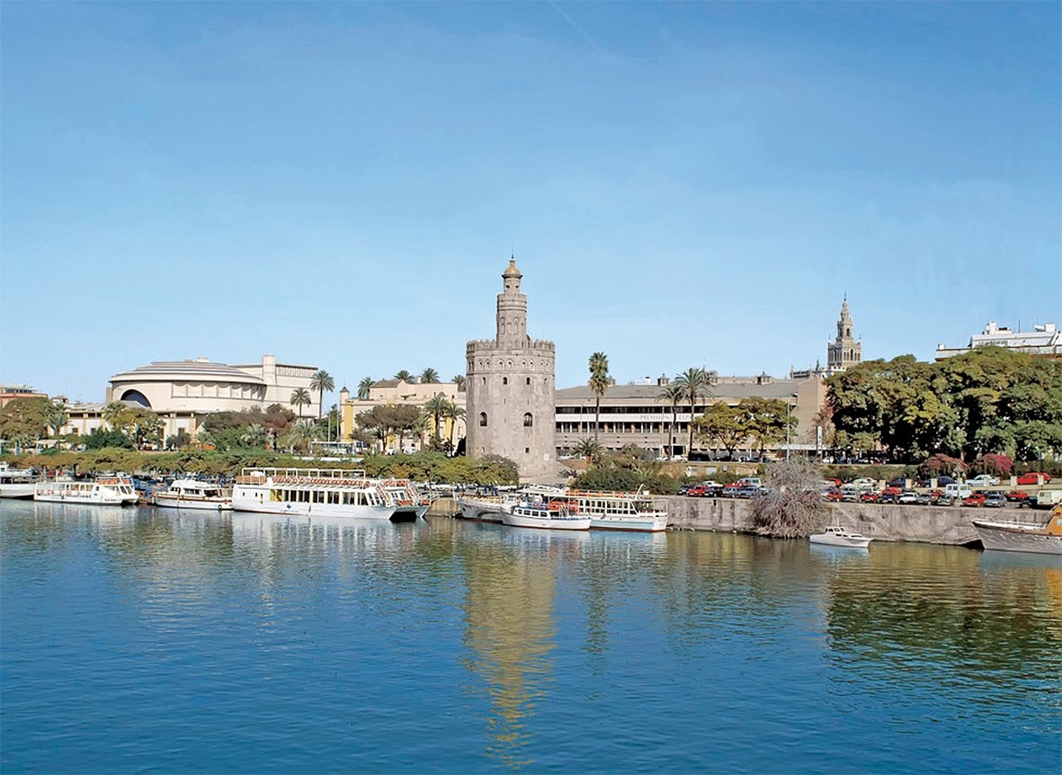 Sevilla’da Guadalquivir nehri ve Altın Kule