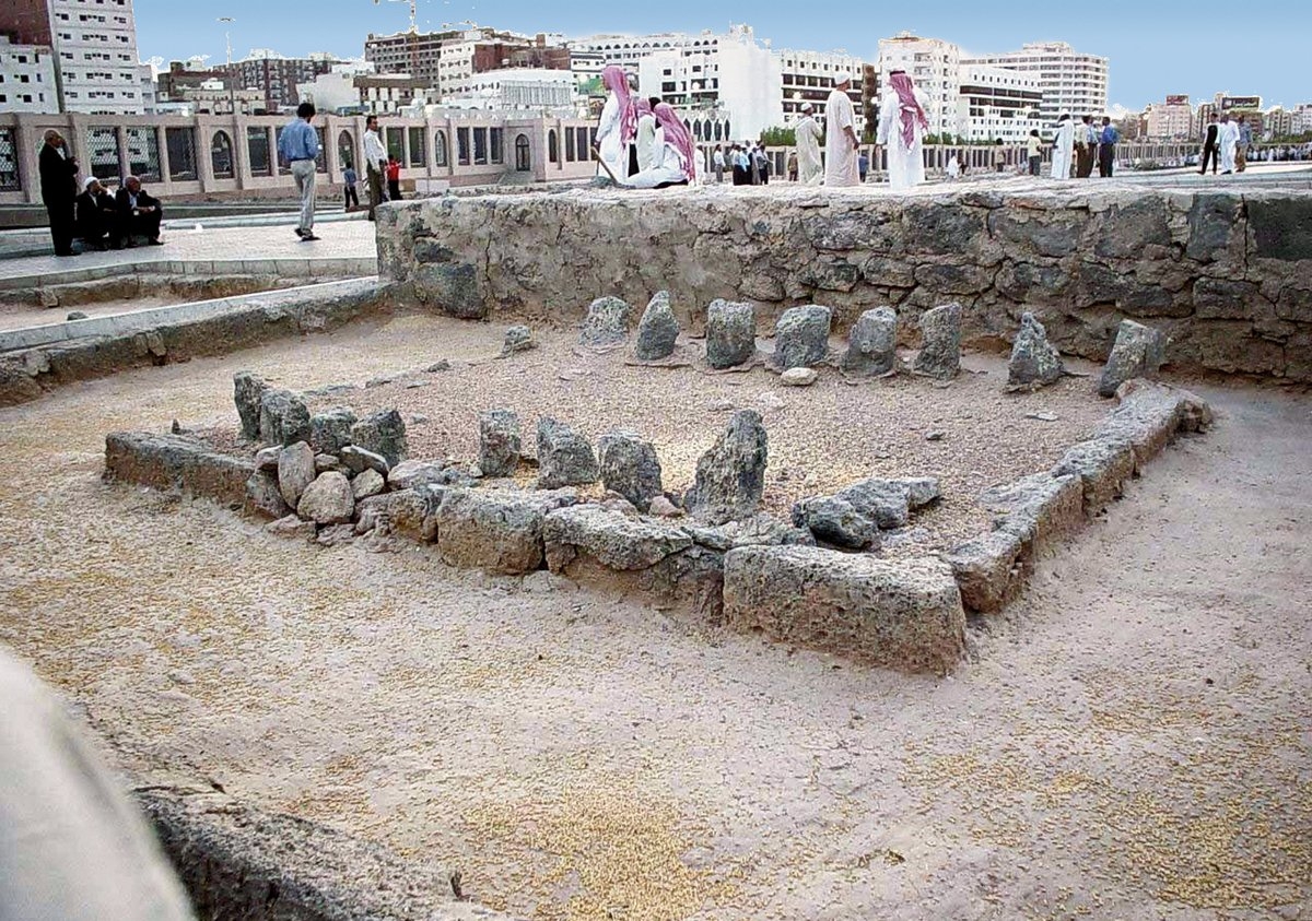 Cennetü’l-bakī‘da Hz. Muhammed’in hanımlarına ait mezarlar (Hz. Âişe, Hafsa, Sevde, Zeyneb bint Cahş, Ümmü Habîbe, Ümmü Seleme, Cüveyriye, Zeyneb bint Huzeyme, Safiyye)