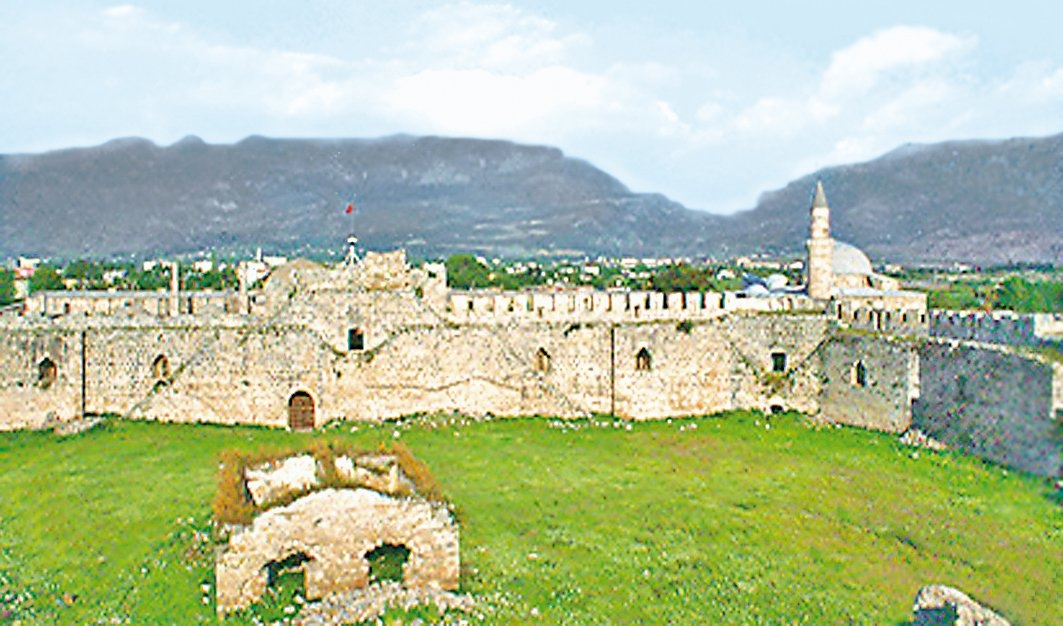 Payas Sokullu Mehmed Paşa Külliyesi’nin kale yönünden görünüşü