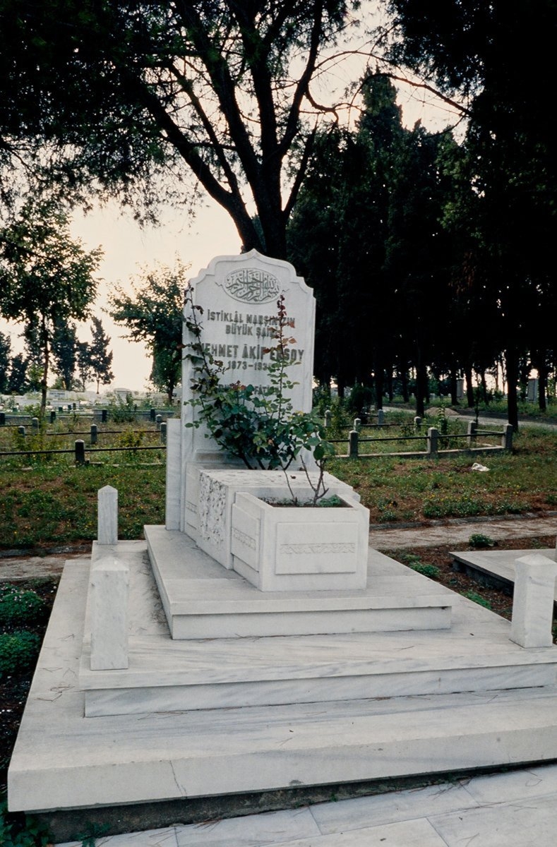 Mehmed Âkif’in Edirnekapı Şehitliği’ndekiyeni mezarı
