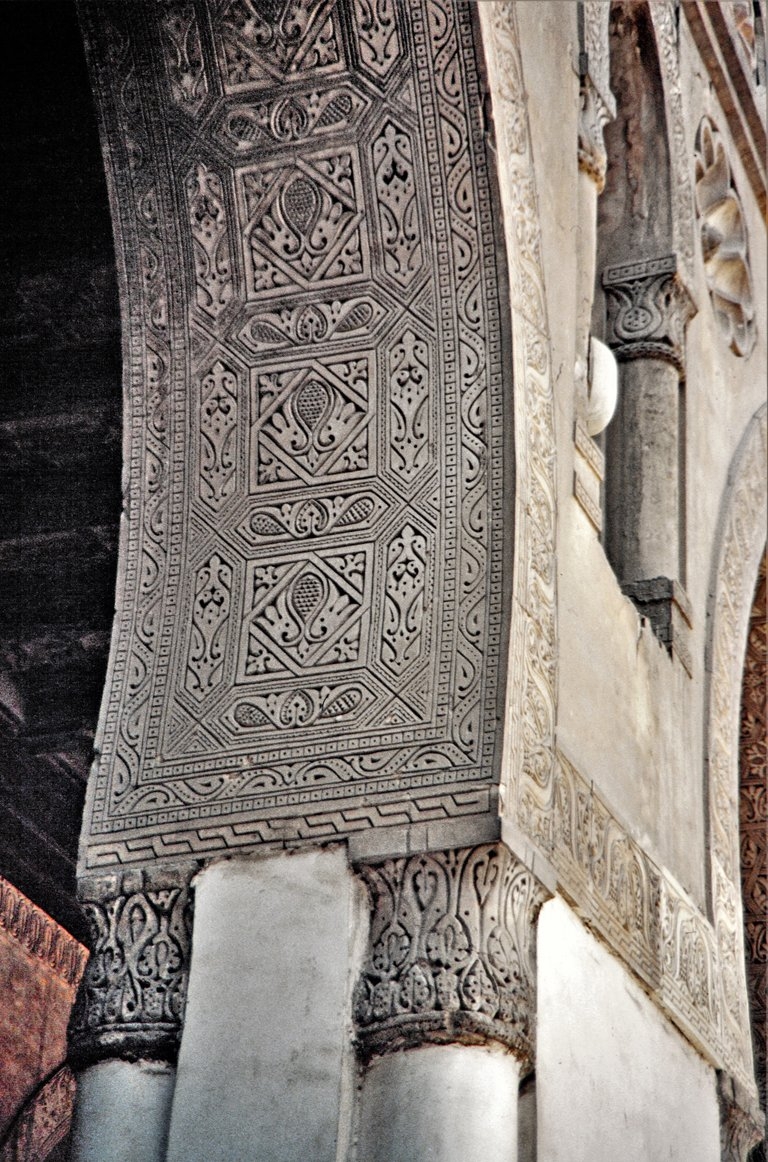 İbn Tolun Camii’nin avlu revaklarına ait bir kemerdeki taş süslemeler