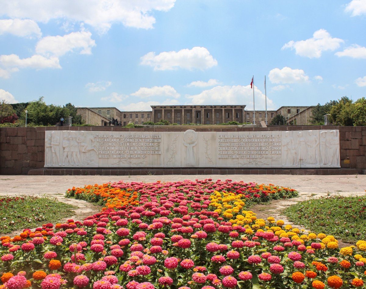 Türkiye Büyük Millet Meclisi’nin ön bahçesinde yer alan ve 23 Nisan 2007’de açılan İstiklâl Marşı Anıtı (TBMM Arşivi)
