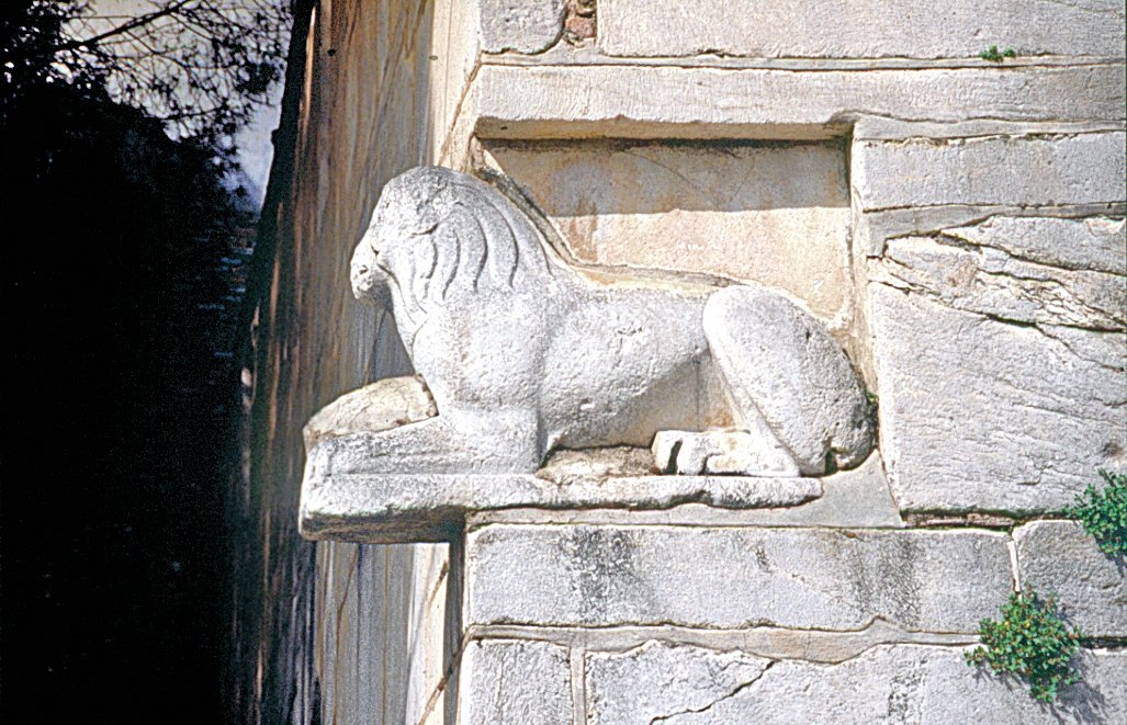 Birgi Ulucamii’nde devşirme aslan heykeli