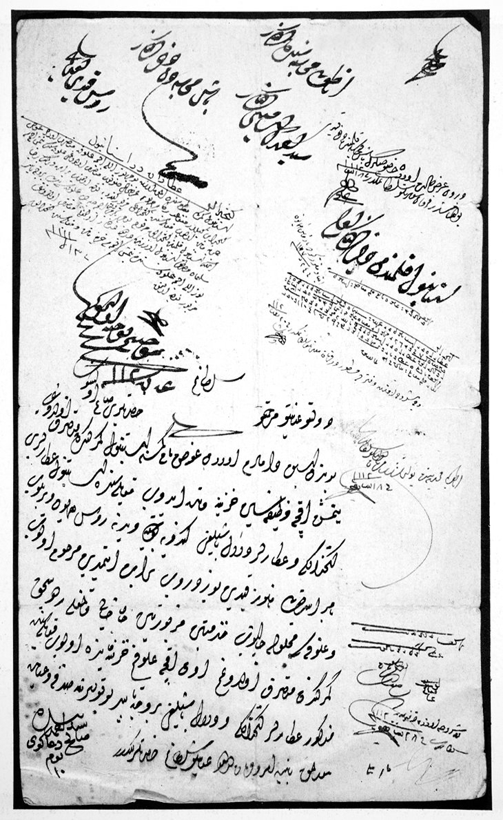 Divanda Ruûs Kalemi’nden, maliyede başmuhasebe, Anadolu ve İstanbul kalemlerinden ve Defterhâne’den çıkarılmış derkenarlarla sadrazam buyruldusu bulunan arzuhal (BA, Ruûs Kalemi, Dosya nr. 238/72)