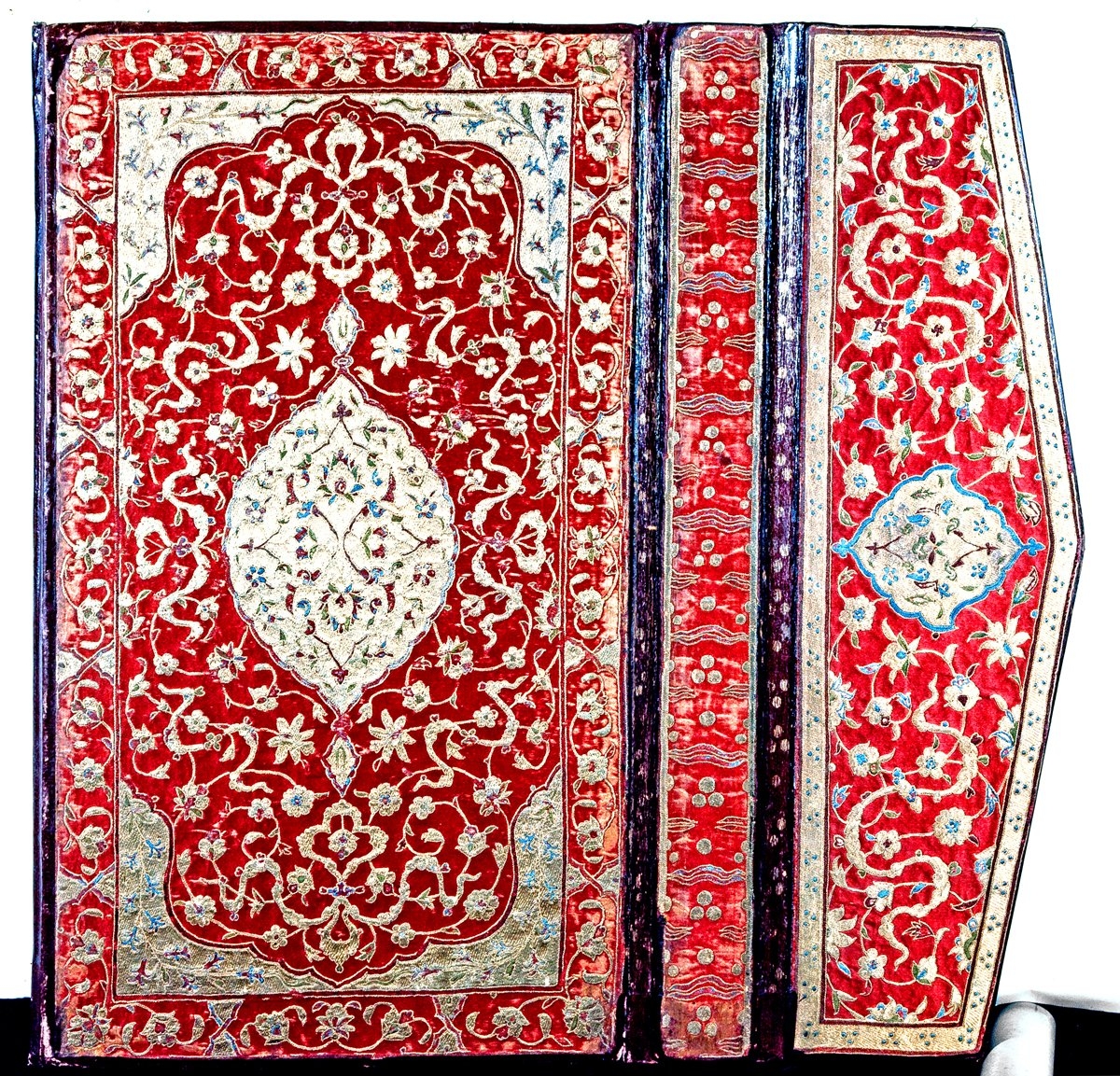 Deri görünümlü mukavva üzerine kumaş kaplı cilt kapağı (TSMK, Hazine, nr. 2106)