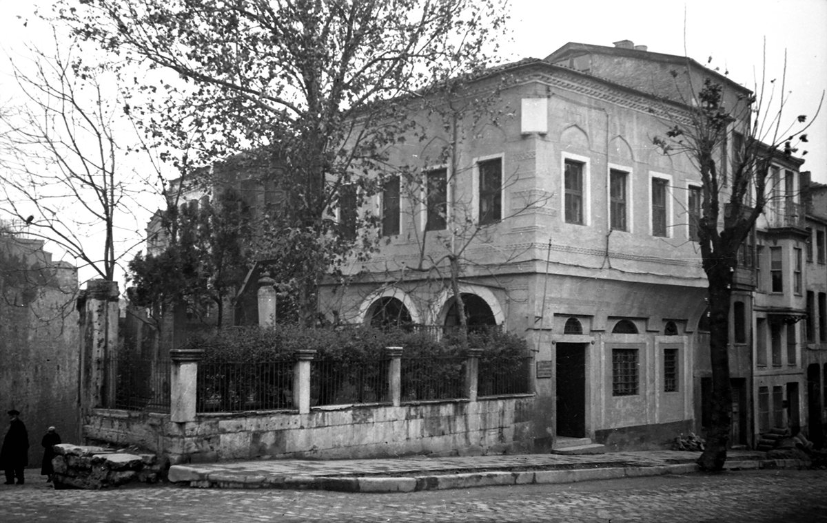 Bir müddet Medresetü’l-hattâtîn binası olarak kullanılan Yûsuf Ağa Sıbyan Mektebi’nin 1930’lu yıllara ait bir fotoğrafı – Cağaloğlu/İstanbul(SALT Araştırma, Ali Saim Ülgen arşivi)