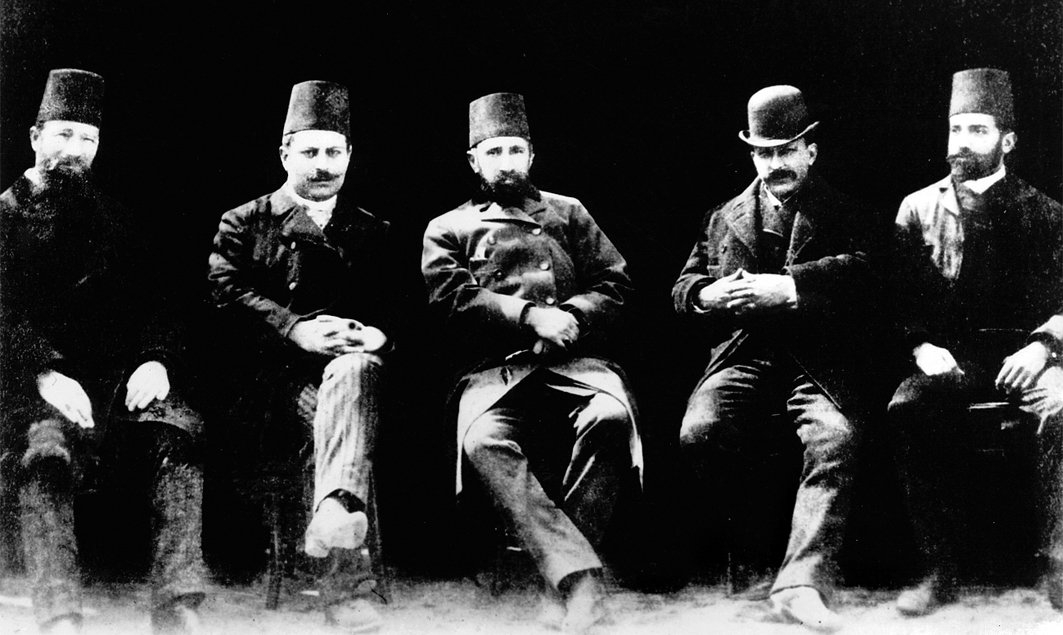 Sanâyi-i Nefîse Mektebi’nin ilk öğretim kadrosu; soldan sağa: J. Warnia-Zarzecki, Osgan Efendi, Osman Hamdi Bey, Mimar Valori, Salvator Valeri