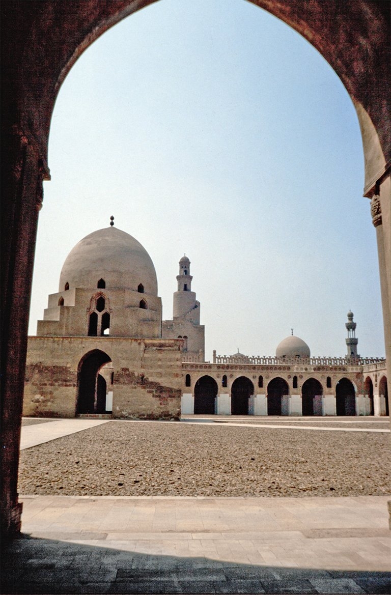 İbn Tolun Camii’nin avlusundan bir görünüş – Kahire