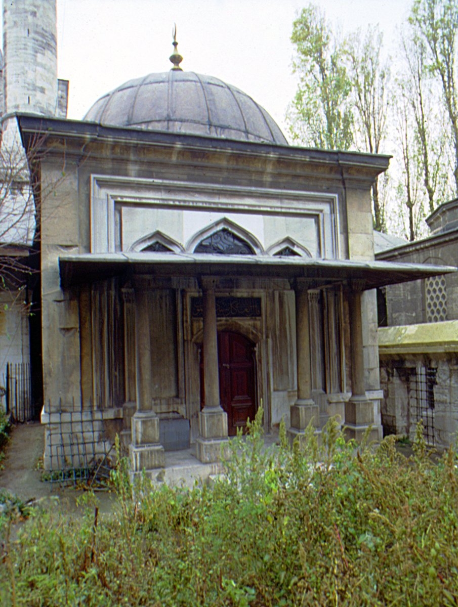 İbrâhim Edhem Paşa’nın Mihrimah Sultan Külliyesi içindeki türbesi – Üsküdar/İstanbul