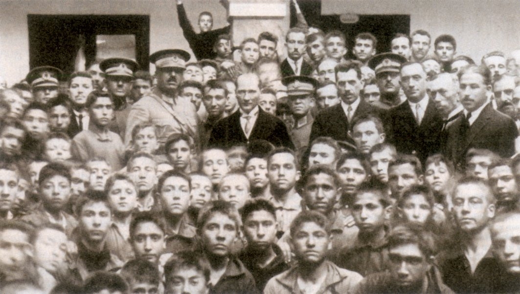 Atatürk’ün 1925-1926 eğitim dönemindebir sanat okulunu ziyareti