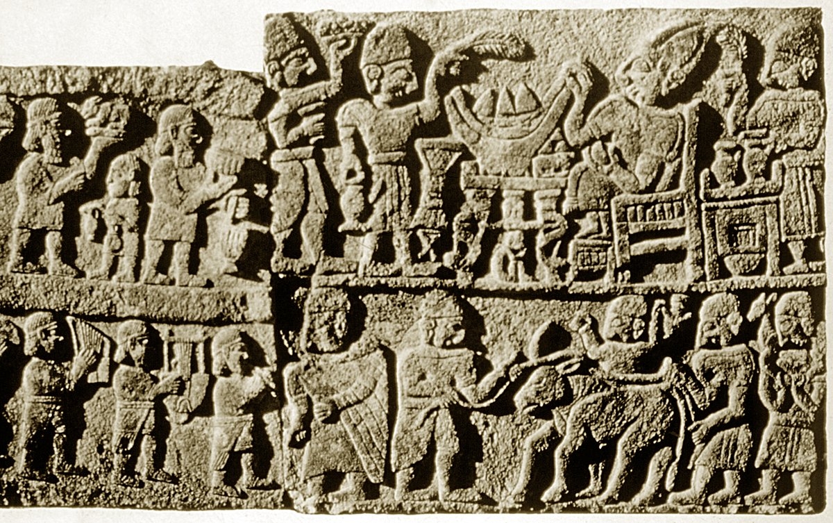 Hitit döneminde yapılan bir eğlenceyi tasvir eden kabartma (Muhibbe Darga, rs. 331)