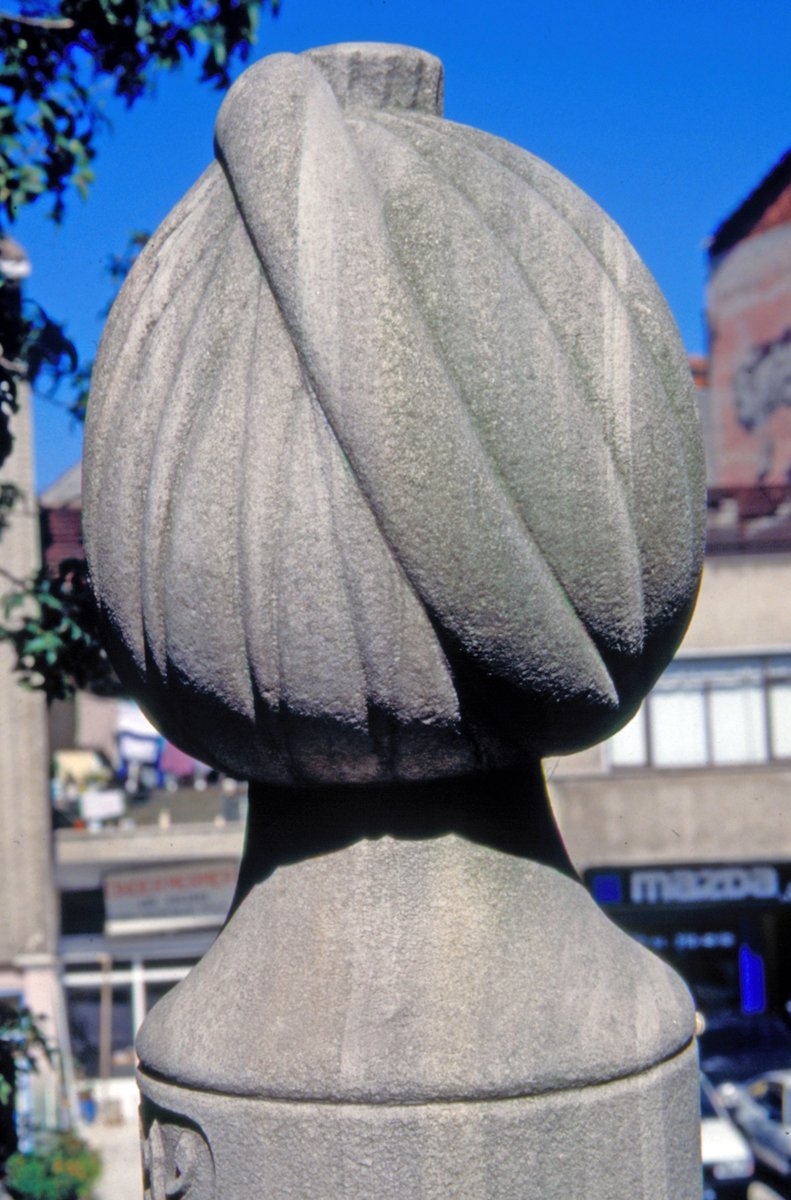 Üst kısmı kavuk şeklinde biçimlendirilmiş bir mezarın baş taşı