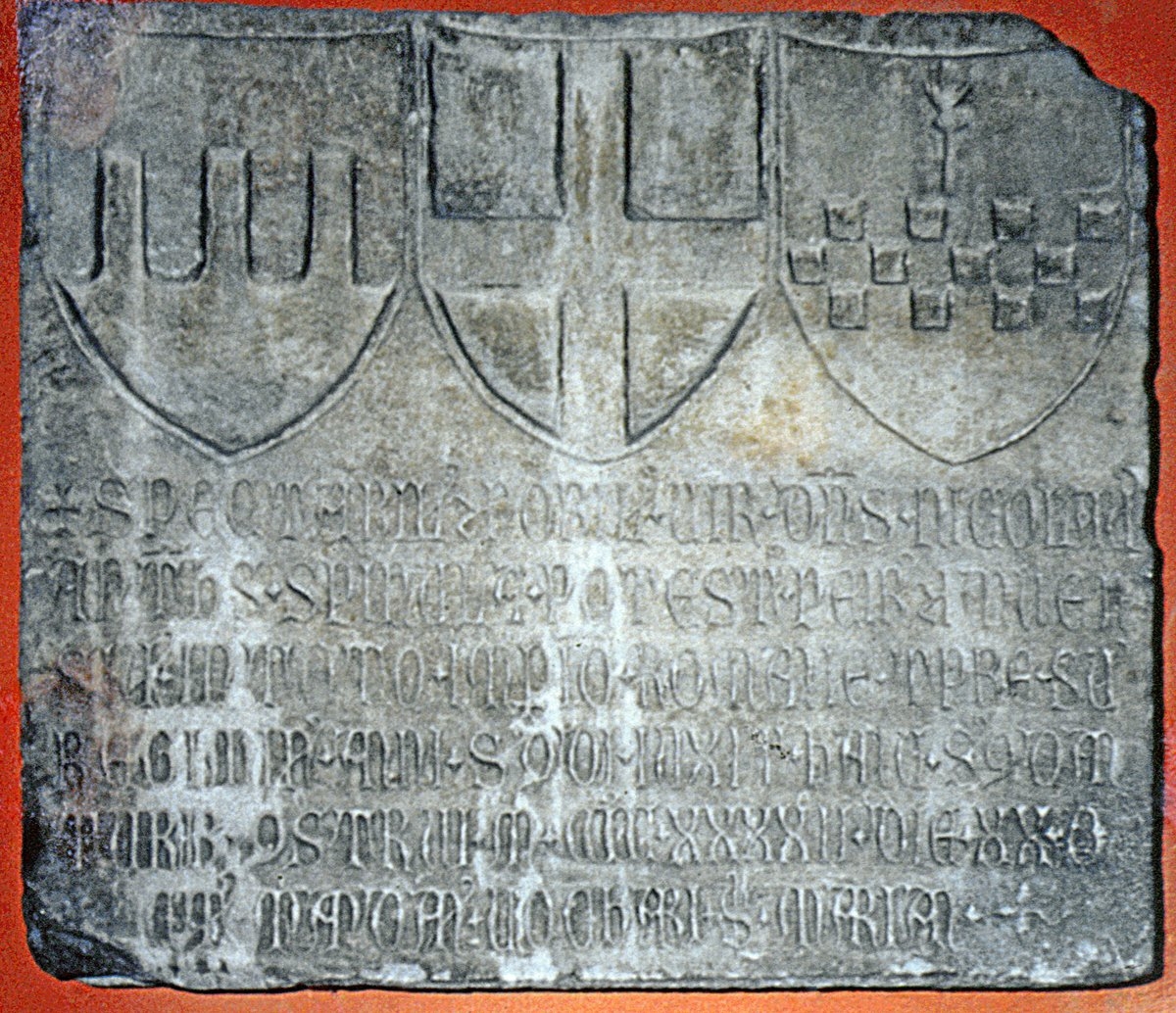 Üzerinde Cenova arması olan, Galata surlarında bulunmuş mermer levha (İstanbul Arkeoloji Müzeleri, Teşhir nr. 963)