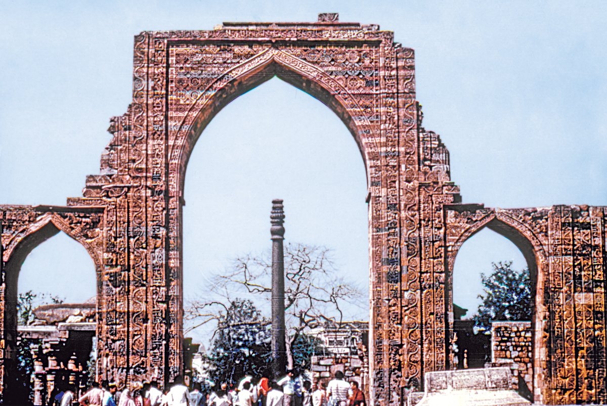 Mescid-i Kuvvetü’l-İslâm’ın kalıntıları – Delhi/Hindistan