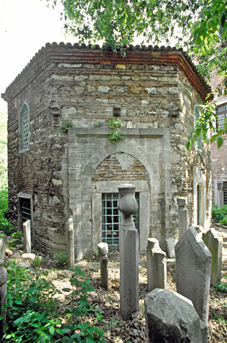 Küçük Ayasofya Camii hazîresinde Hüseyin Ağa’nın türbesi