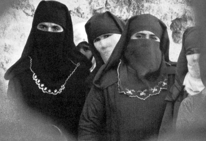 Değişik tarzda peçe takmış kadınlar