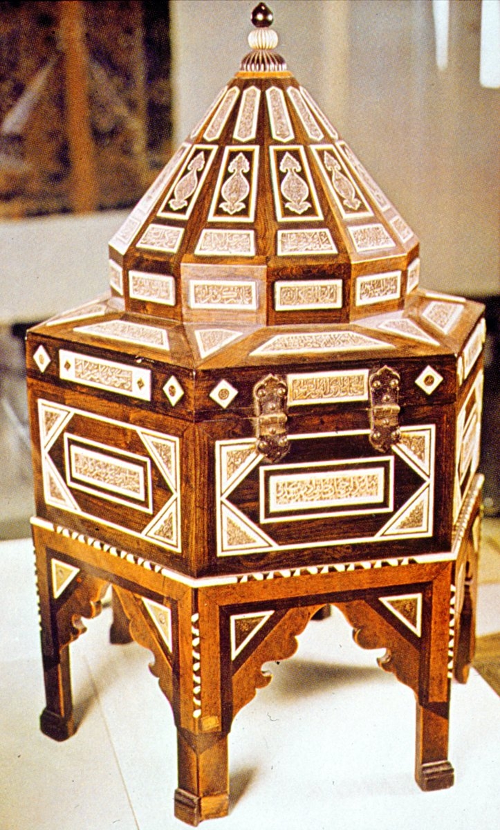 Ahşap üzerine fildişi kakma cüz mahfazası (Türk ve İslâm Eserleri Müzesi, Ahşap Eserler, Envanter nr. 3)