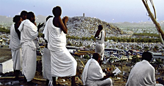 Arefe günü Arafat’ta vakfe duası yapan bir grup hacı