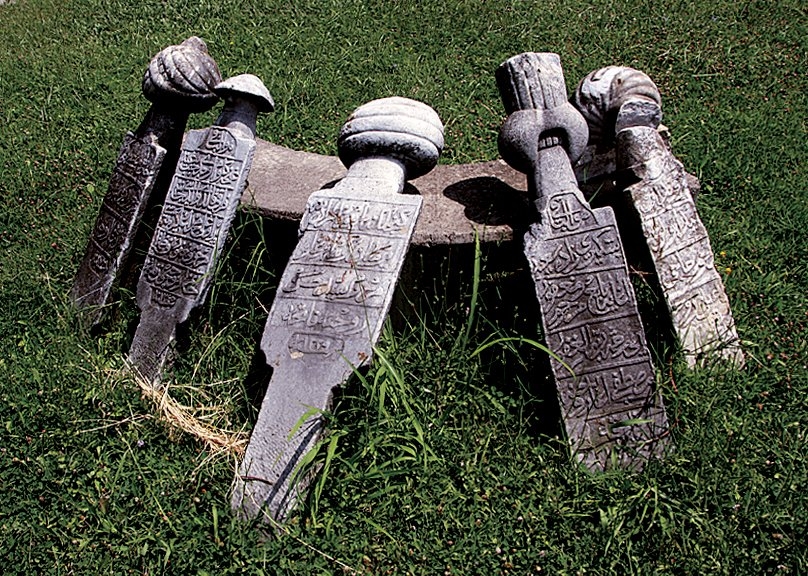 Yalova Açık Hava Müzesi’nde sergilenen Osmanlı dönemine ait mezar taşları