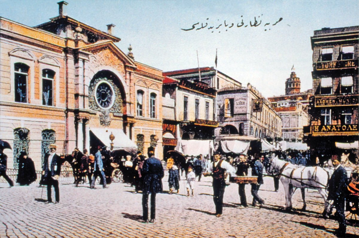 Karaköy’deki Aziziye Karakolu’nu gösteren eski bir kartpostal (Pierre de Gigord kartpostal koleksiyonu)