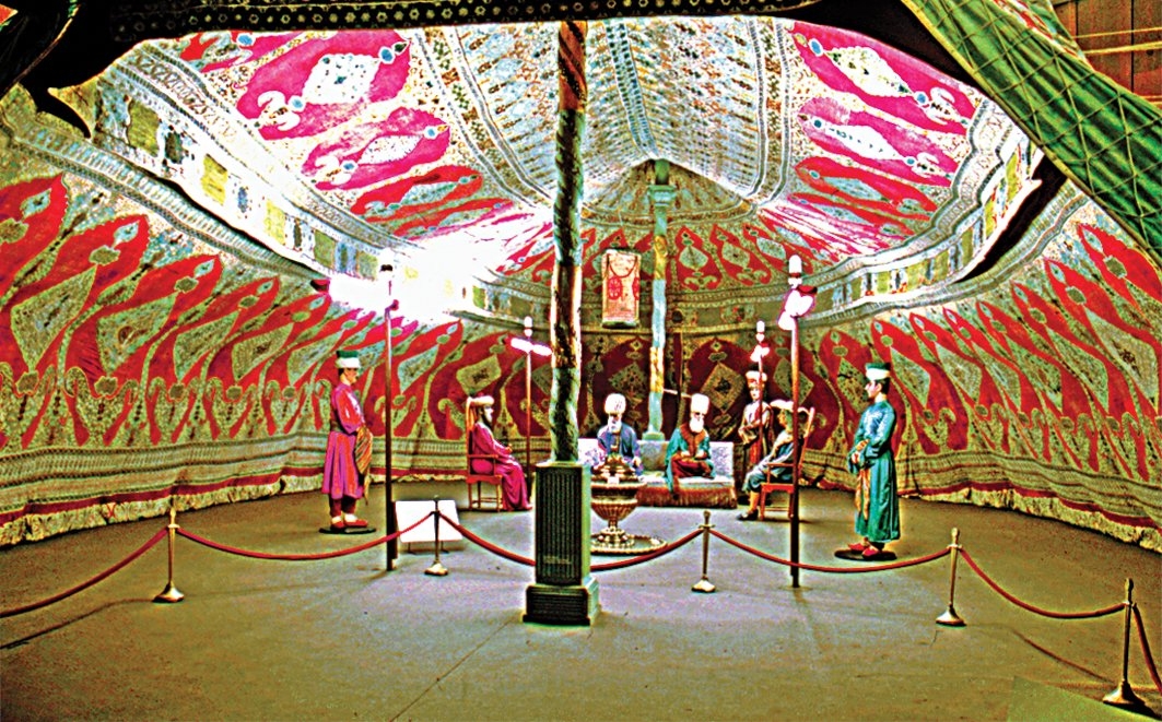 Askerî Müze’nin tekstil grubu eserlerin sergilendiği kısımda yer alan çift daireli otağ (Envanter nr. çadır 1)