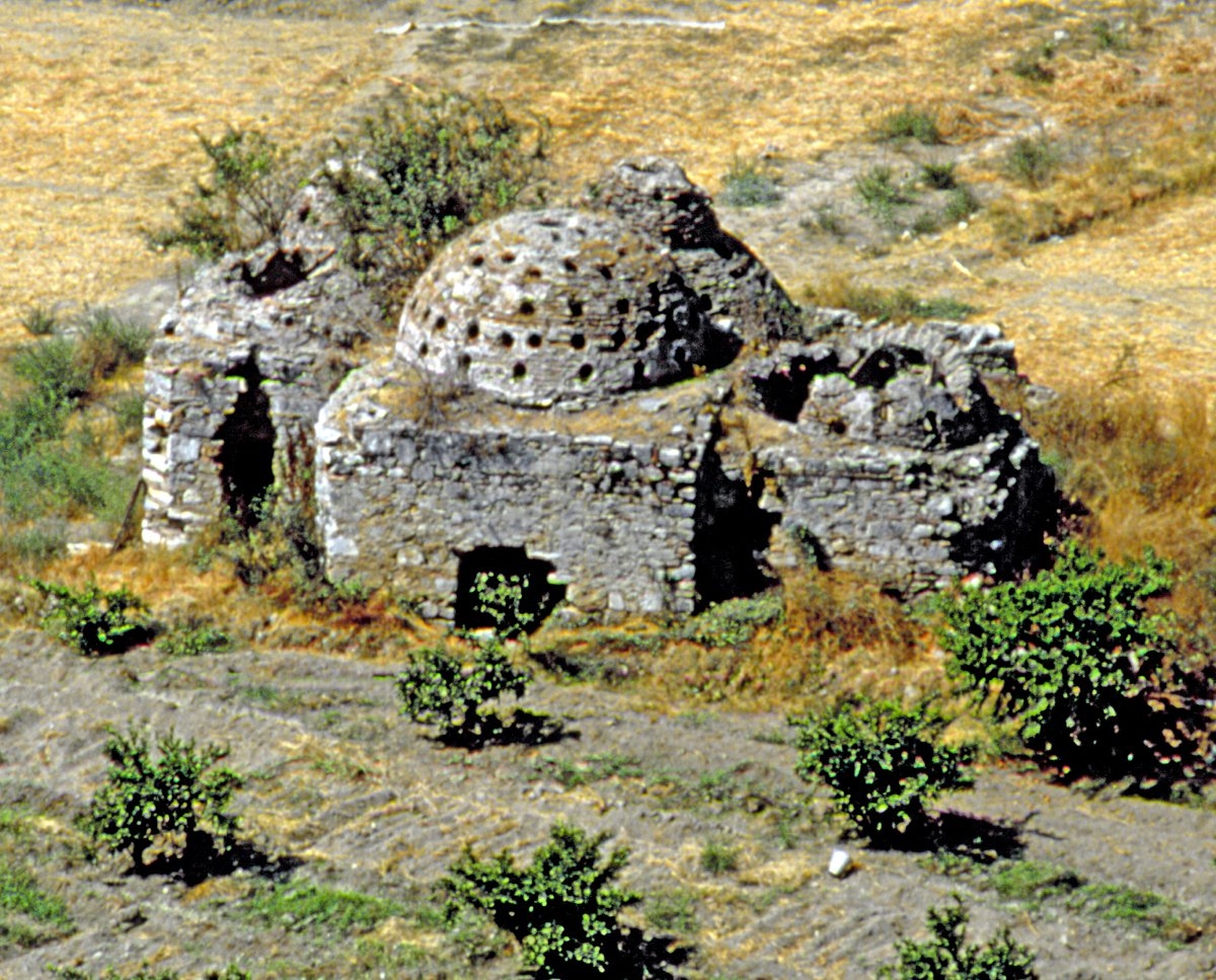 Selçuk’ta (Efes) çarşı hamamının harabesi
