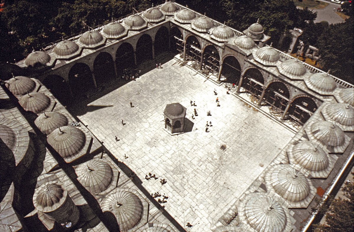 Dikdörtgen planlıİstanbul Sultan Ahmed Camii avlusu