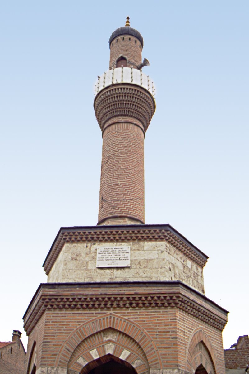 Timurtaş Camii’nin altı kemerli yüksek bir kaideye oturan minaresi – Bursa