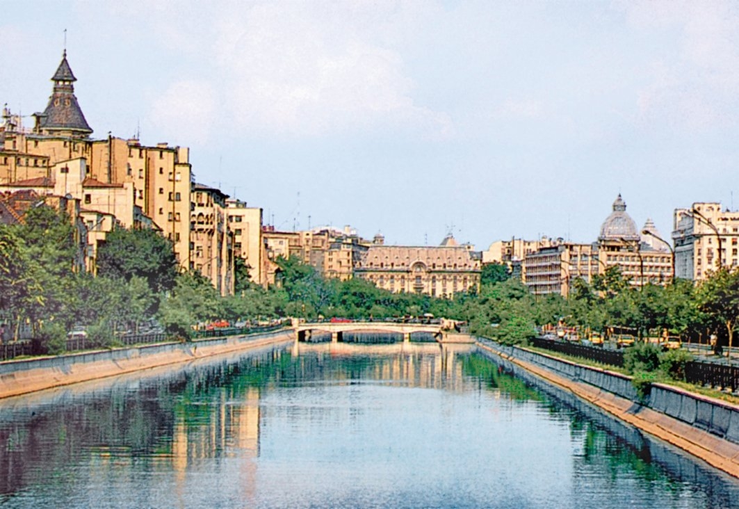 Bükreş’te Dambovita nehri ve iki kenarında yer alan eski binalar