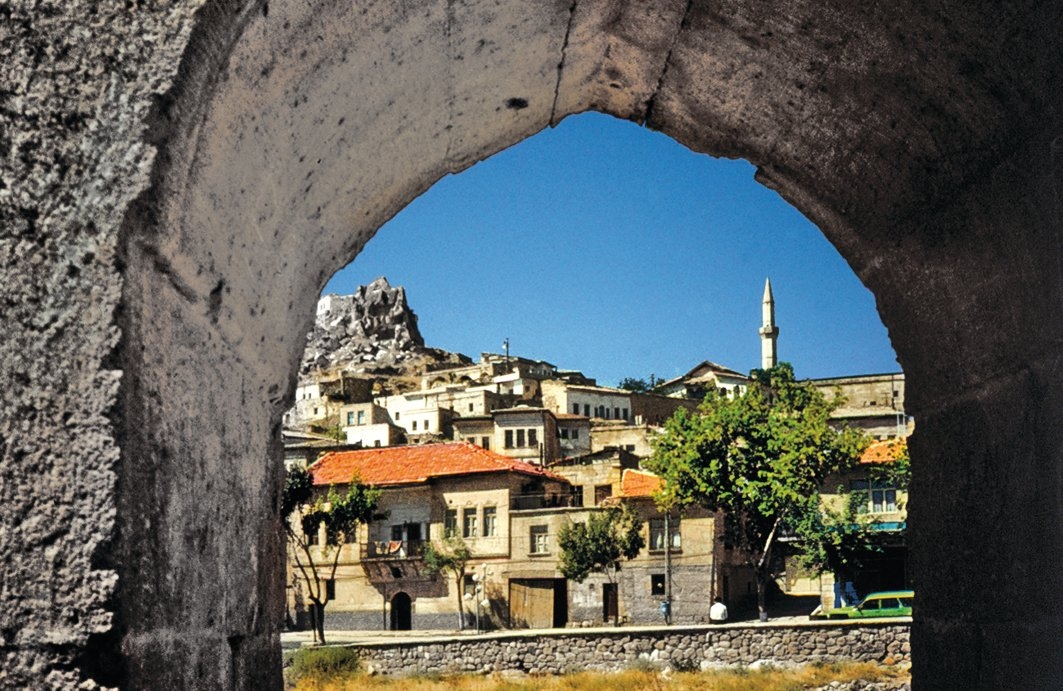 Altıkapılı Türbe’nin kemeri içinden Ürgüp’ün görünüşü