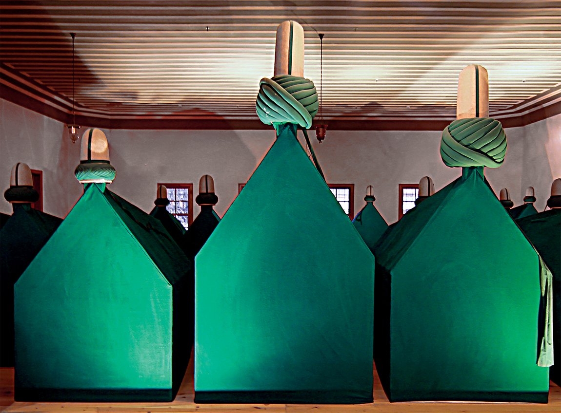 Kemal Ahmed Dede’nin Yenikapı Mevlevîhânesi’nin türbesi içindeki sandukası (ortada)