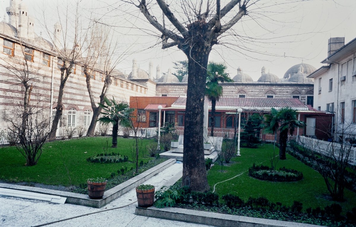 Süleymaniye Külliyesi’nin Marmara denizi tarafında yer alan medreselerinden doğu yönündekinin avlusundan bir görünüş
