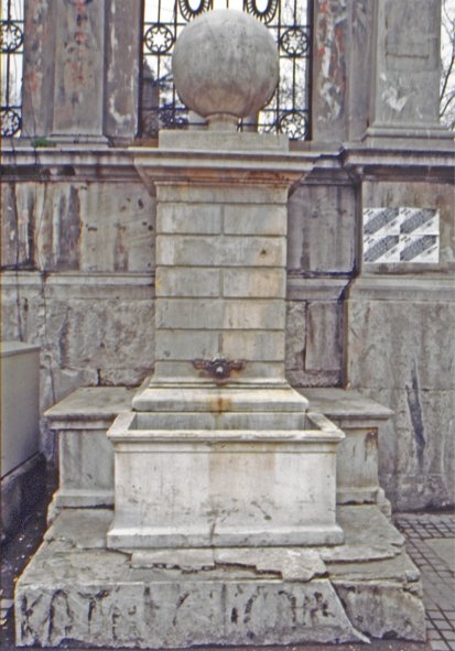 II. Mahmud Türbesi hazîresinin köşesindeki küre ile bağlantılı süs çeşmesi – Cağaloğlu/İstanbul