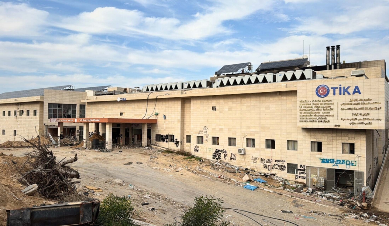 İsrail, Üs Haline Getirdiği Filistin-Türkiye Dostluk Hastanesinde Büyük Yıkım Bıraktı.jpg