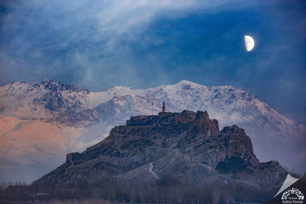 İpekyolu- Van Kalesi ve Ay- Davut TATLI kopya.jpg