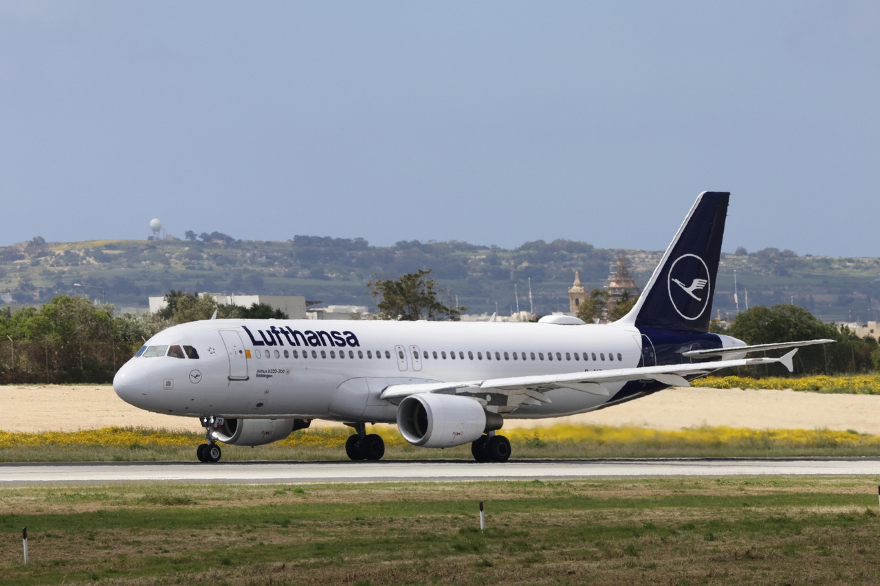 free-photo-of-lufthansa-airbus-a320-pistte-taksi-yapiyor.jpeg