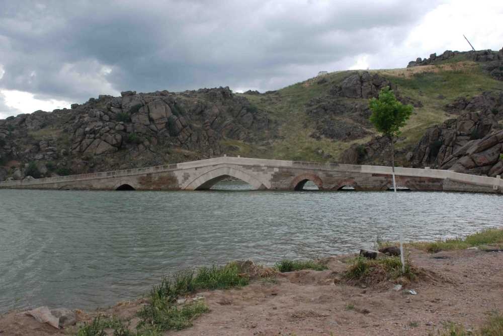 Çeşnigir Köprüsü