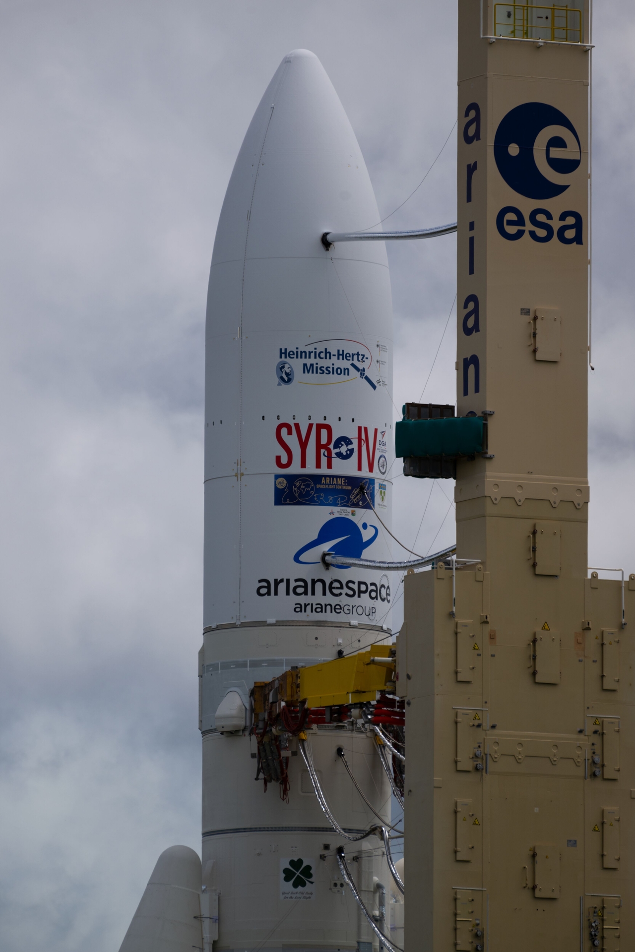 Ariane_5_roll-out_to_the_launch_pad.jpg