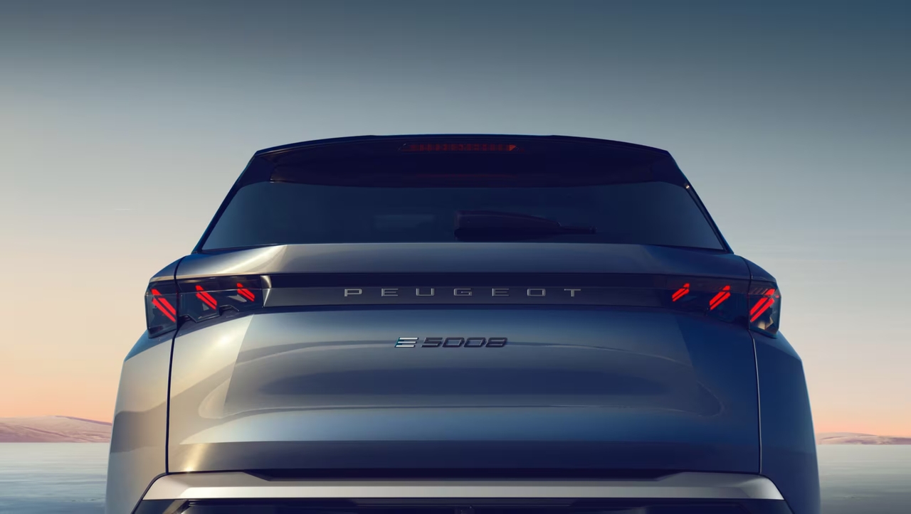 PEUGEOT_E_5008_SHOWROOM_EXCELLENCE5_D_2030x1146.jpg