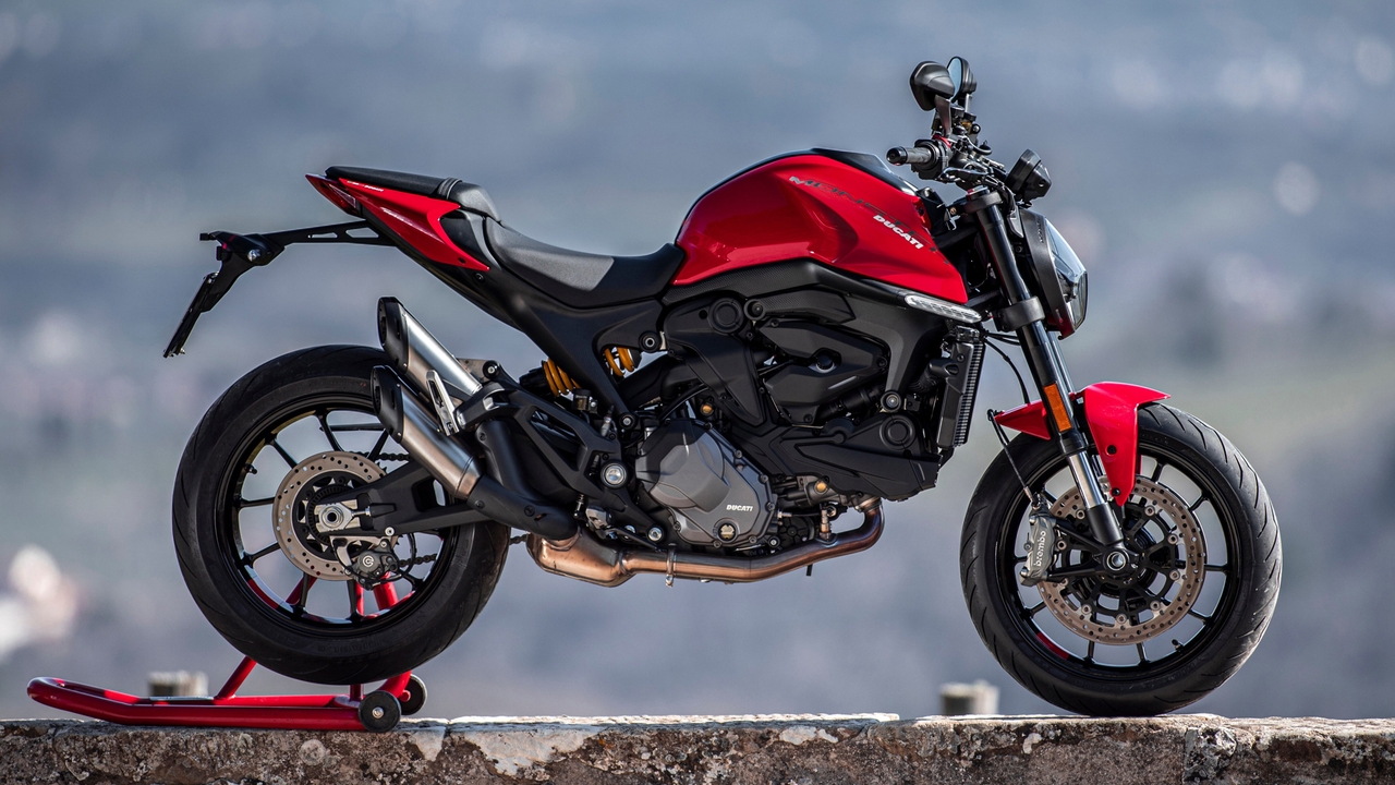 Ducati-Monster-MY24-overview-mosaic-gallery-1920x1080-04.jpg