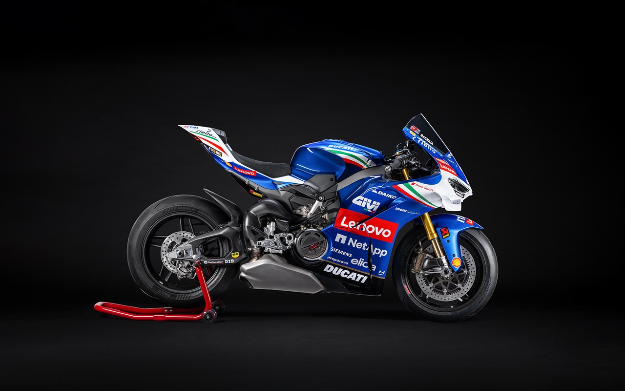 Ducati-MY25-Panigale-V4-Tricolore-Italia-overview-hero-1600x1000.jpg