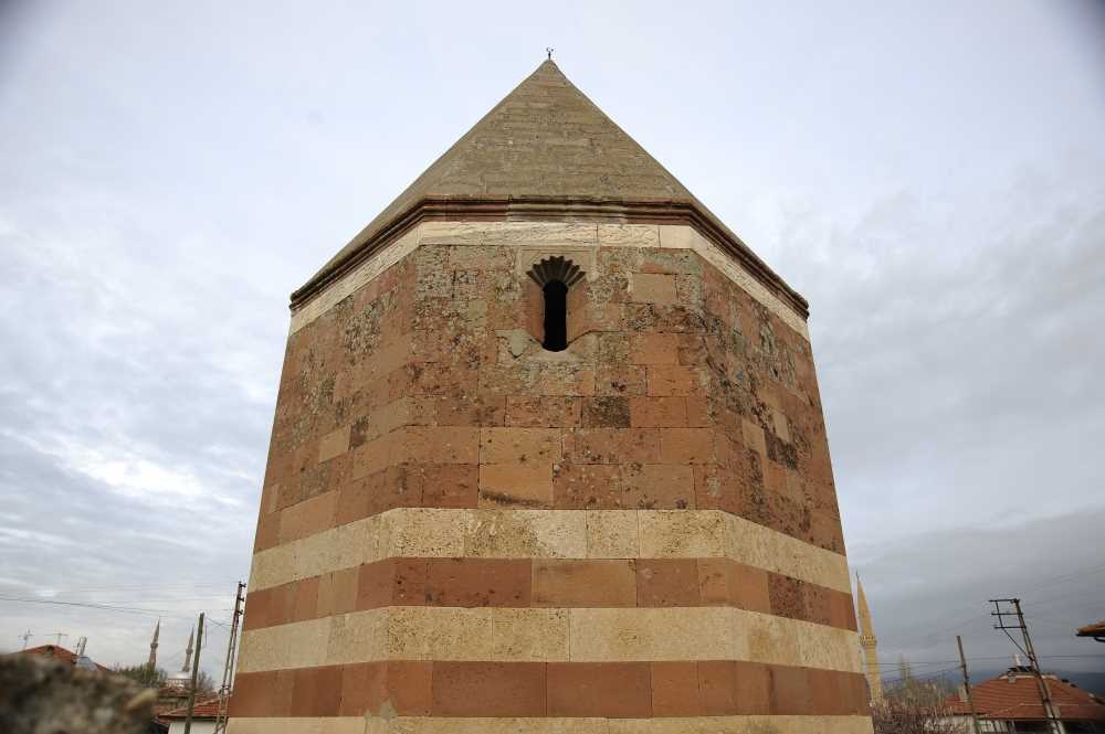 Çandır Şah Sultan Hatun Türbesi