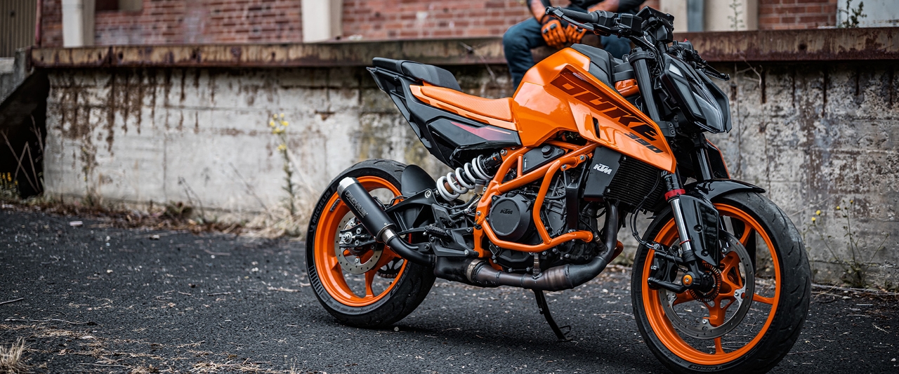 PHO_BIKE_DET_MY24-KTM-390-DUKE-action-6_SALL_AEPI_V1.jpg