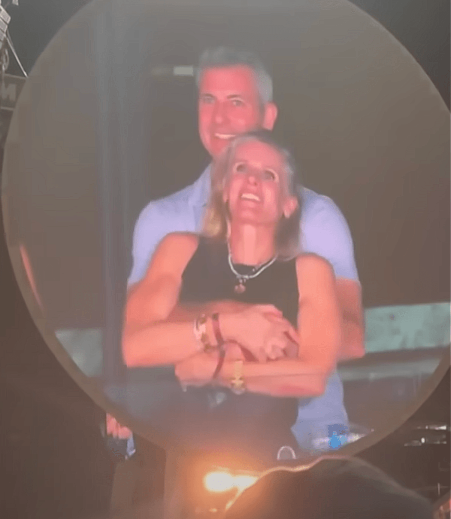 Her Şey 7 Saniyede Oldu: Coldplay, Algoritma ve "Aşağı Kaydırılan" Bir Geleceğin PR Kültürü