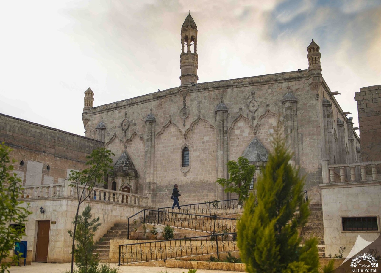 02 ŞANLIURFA Fırfırlı Camii (12 Havariler Kilisesi) Murat ÖCAL kopya.jpg