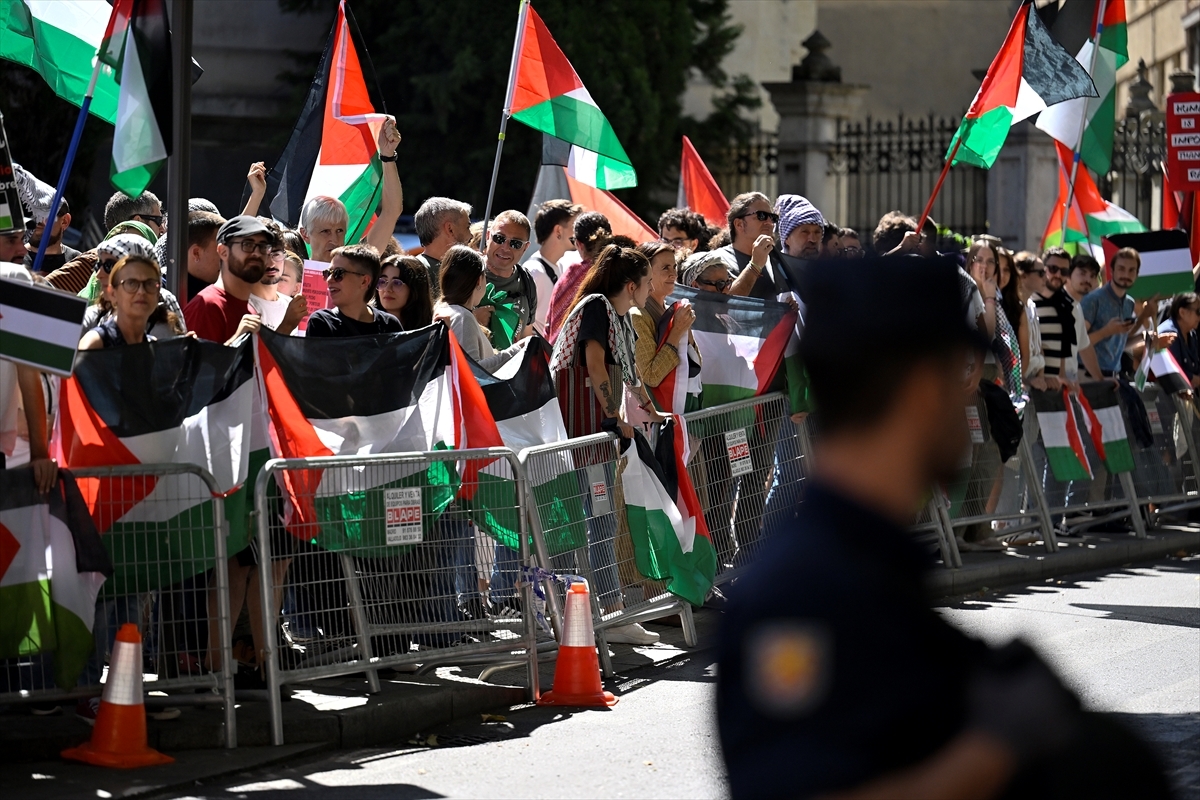 Spain's La Vuelta Cycling Tour: Israel Protests image